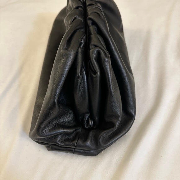 100% authentic Bottega Veneta The Pouch leather clutch. In black. - Picture 4 of 9